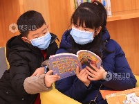 江西泰和：书香浓浓伴假期 图书馆内“充电”忙