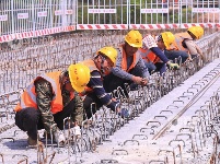 江西泰和：大广高速公路扩建施工忙