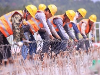 江西泰和：大广高速公路扩建施工忙