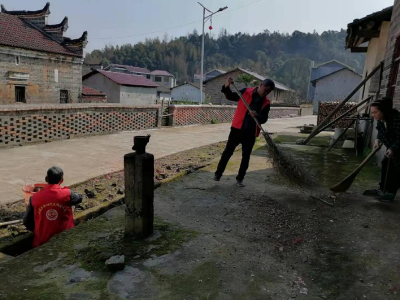 上模乡：“学雷锋”情暖老人  献爱心义务打扫