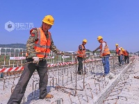 江西泰和：大广高速公路扩建施工忙