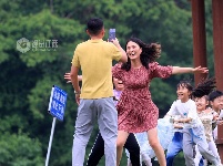 江西泰和：民间游戏乐开怀