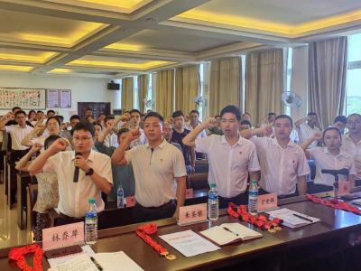 上模乡召开庆“七一”暨“光荣在党50年”纪念章颁发仪式