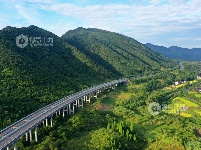 江西泰和：高速公路穿越绿色林区壮观如画