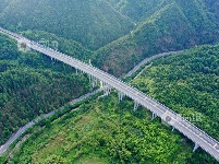 江西泰和：高速公路穿越绿色林区壮观如画
