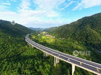 江西泰和：高速公路穿越绿色林区壮观如画