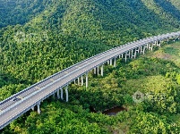 江西泰和：高速公路穿越绿色林区壮观如画