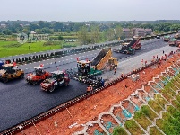 江西泰和：高速公路摊铺施工作业忙