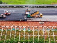 江西泰和：高速公路摊铺施工作业忙