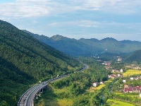 江西泰和：高速公路穿越绿色林区壮观如画