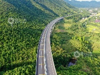 江西泰和：高速公路穿越绿色林区壮观如画