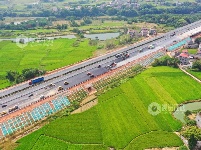江西泰和：高速公路摊铺施工作业忙
