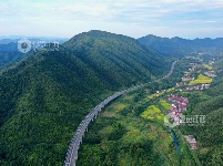 江西泰和：高速公路穿越绿色林区壮观如画