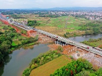 江西泰和：吉康高速公路建设忙