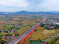 江西泰和：吉康高速公路建设忙