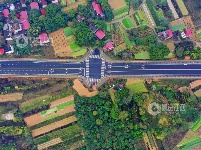 江西泰和：“表带”公路壮观如画