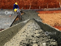 江西泰和：灌渠改造施工忙