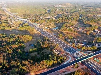 江西泰和：大广高速公路扩建提高通行能力