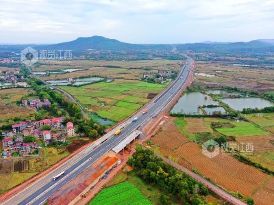 江西泰和：吉康高速公路建设忙
