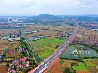 江西泰和：吉康高速公路建设忙