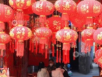 江西泰和：春节饰品走俏