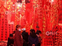 江西泰和：春节饰品走俏