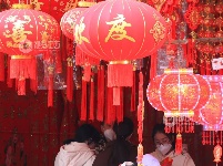 江西泰和：春节饰品走俏