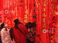 江西泰和：春节饰品走俏