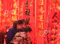 江西泰和：春节饰品走俏