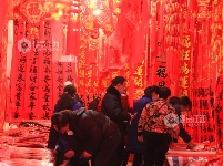 江西泰和：春节饰品走俏