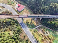 江西泰和：上圯公路铁路交通线化作“自然风景线”