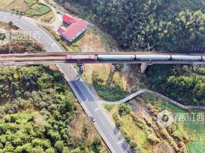 江西泰和：上圯公路铁路交通线化作“自然风景线”
