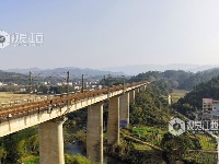 江西泰和：上圯公路铁路交通线化作“自然风景线”