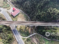 江西泰和：上圯公路铁路交通线化作“自然风景线”