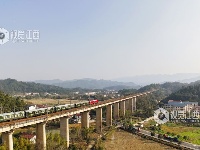 江西泰和：上圯公路铁路交通线化作“自然风景线”