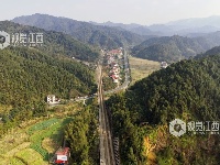 江西泰和：上圯公路铁路交通线化作“自然风景线”