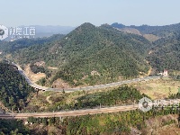 江西泰和：上圯公路铁路交通线化作“自然风景线”