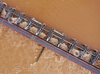 江西泰和：大坝泄洪保安全
