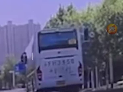 抖音 | 南通一辆渣土车路口未减速撞向学校大巴车， 现场监控画面曝光！