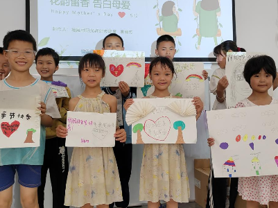 万合镇开展“花韵留香 告白母爱”母亲节主题活动
