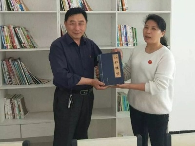 退休党员向书香社区捐书  