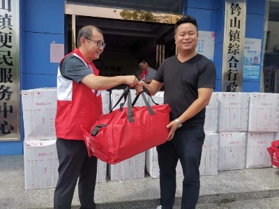 分宜县红十字会为钤山镇受灾困难家庭发放“赈济包”
