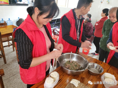 高岚乡辋溪村志愿服务队为“颐养之家”老人们包饺子