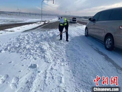 新疆吉木乃县出现降雪天气 交警“护航”市民出行