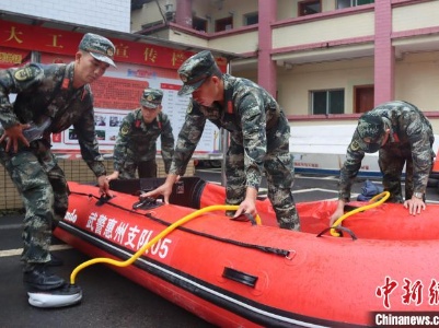 武警广东惠州支队第一时间奔赴抗洪第一线抢险救灾