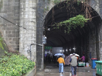 重庆：废弃隧道变身便民菜市场