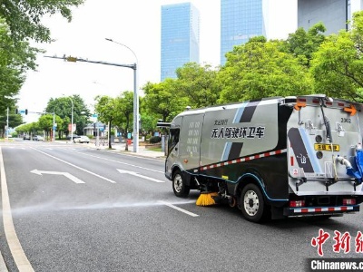 广州全无人驾驶环卫车“上岗”  每天不间断“扫街”19小时