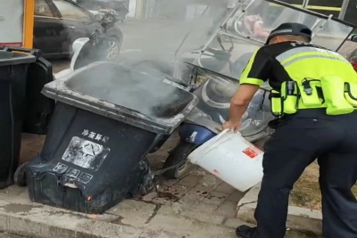 垃圾桶“自燃”险象环生，分宜交警挺身而出灭火化险为夷