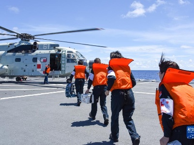 中国海军“和平方舟”号医院船在西太平洋开展海空立体医疗救护演练