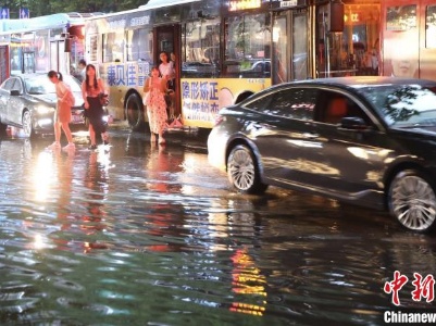 南京启动防汛IV级应急响应：多地水深淹没膝盖 汽车“如行船”